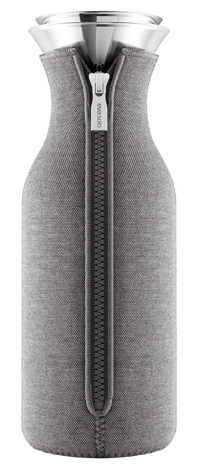 Eva Solo Kühlschrankkaraffe MASTER Kühlschrankkaraffe 1,0 l Dark mit grauem Stoffüberzug und Reißverschluss, frontal abgebildet.