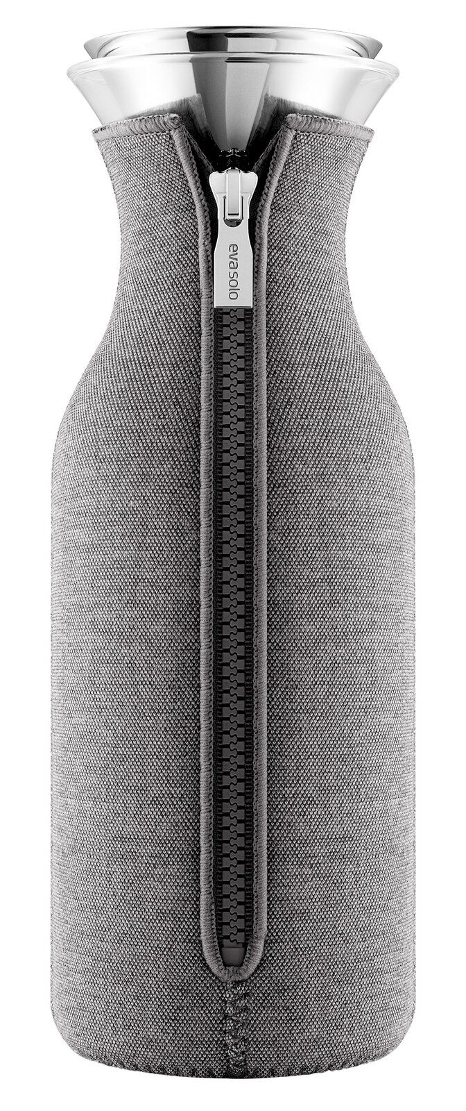Eva Solo Kühlschrankkaraffe MASTER Kühlschrankkaraffe 1,0 l Dark mit grauem Stoffüberzug und Reißverschluss, frontal abgebildet.