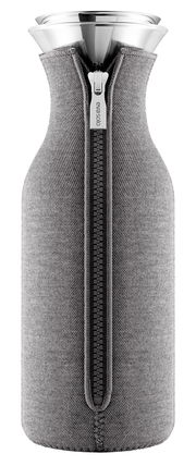 Kühlschrankkaraffe 1,0 l Dark mit grauem Stoffüberzug und Reißverschluss, frontal abgebildet.