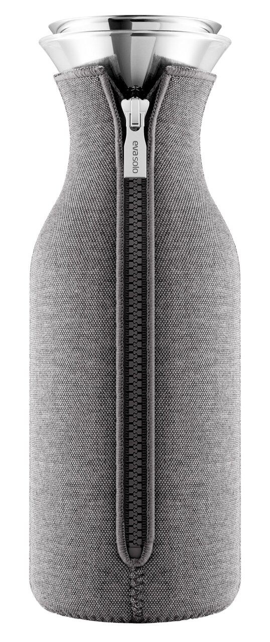 Eva Solo Kühlschrankkaraffe MASTER Kühlschrankkaraffe 1,0 l Dark mit grauem Stoffüberzug und Reißverschluss, frontal abgebildet.