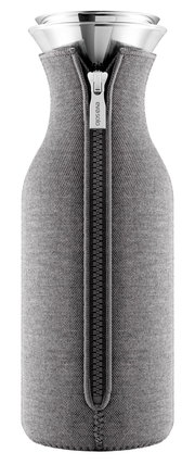 Kühlschrankkaraffe 1,0 l Dark mit grauem Stoffüberzug und Reißverschluss, frontal abgebildet.