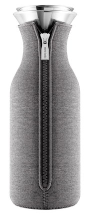 Kühlschrankkaraffe 1,0 l Dark mit grauem Stoffüberzug und Reißverschluss, frontal abgebildet.