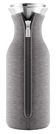Kühlschrankkaraffe 1,0 l Dark mit grauem Stoffüberzug und Reißverschluss, frontal abgebildet.