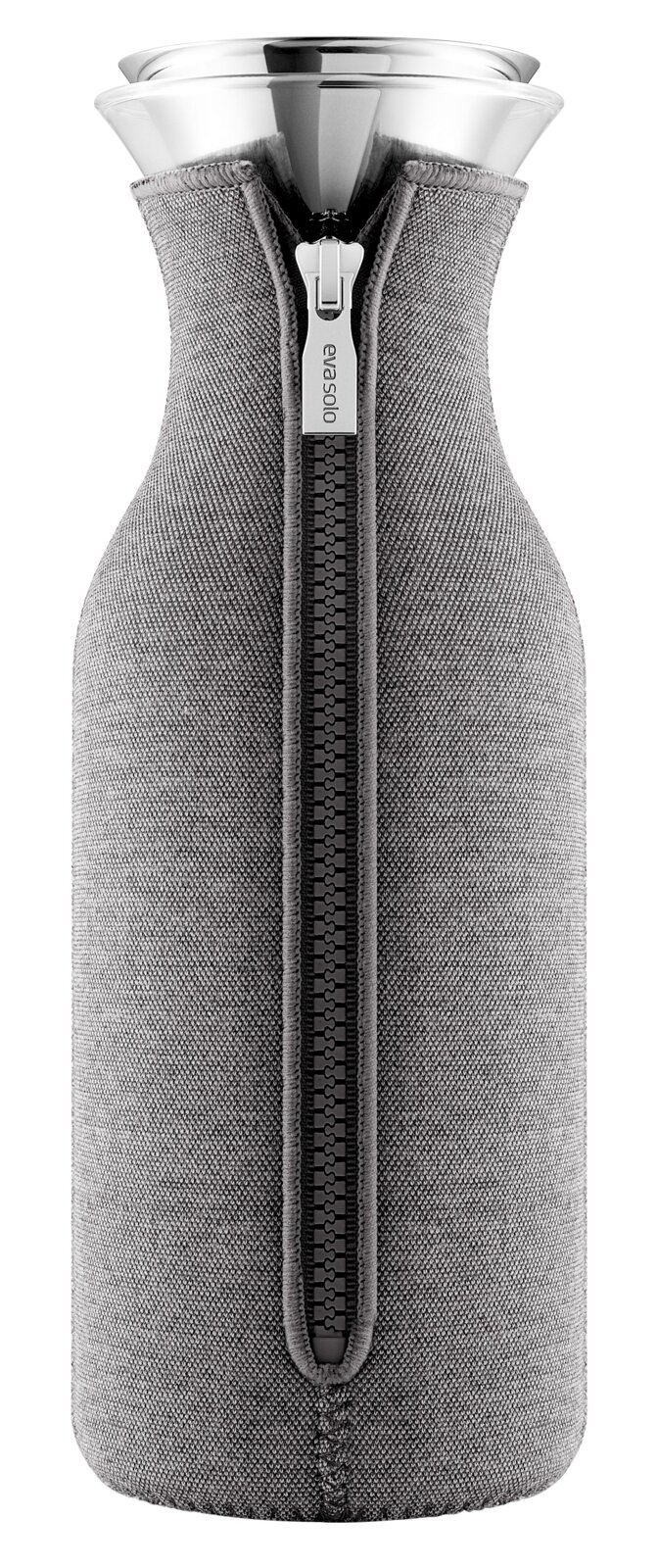 Eva Solo Kühlschrankkaraffe MASTER Kühlschrankkaraffe 1,0 l Dark mit grauem Stoffüberzug und Reißverschluss, frontal abgebildet.