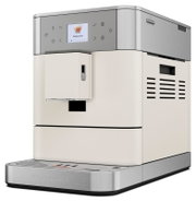 Kaffeevollautomat in seitlicher Perspektive mit Edelstahl- und cremefarbenem Design, Display zeigt Cappuccino-Option.