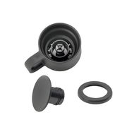 Ansicht von oben auf die Einzelteile eines schwarzen Impulse Travel Mugs, bestehend aus Deckel, Dichtung und Verschluss.