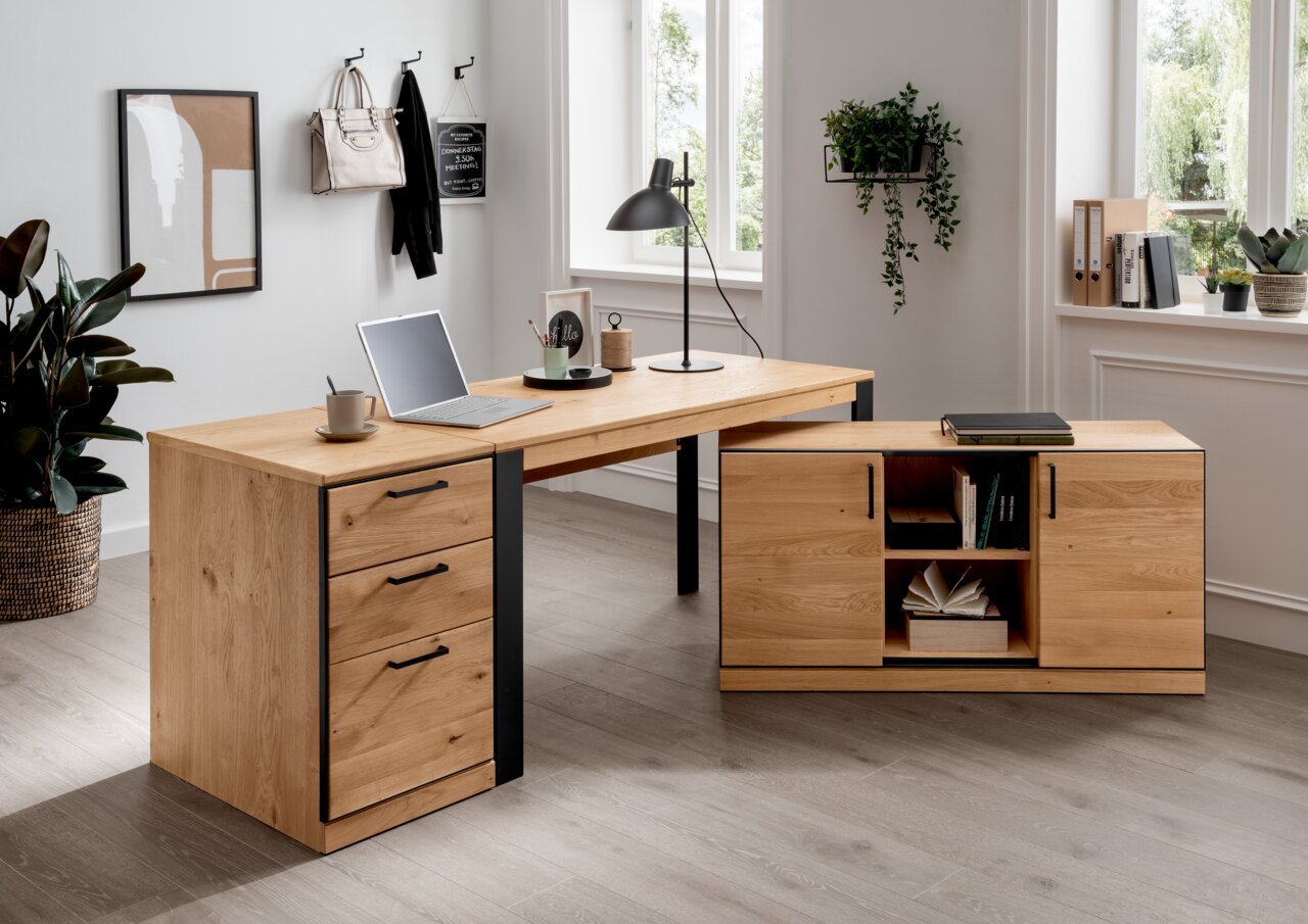 Moderne Roll-Kommode aus Holz mit drei Schubladen und schwarzem Metallrahmen, seitliche Perspektive im Büroambiente