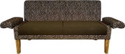 Gemustertes Schlafsofa mit brauner Sitzfläche, klappbaren Armlehnen und Holzbeinen, Frontansicht auf weißem Hintergrund