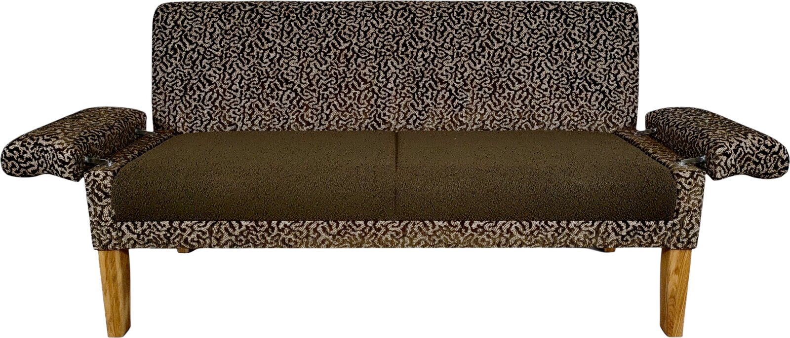 Gemustertes Schlafsofa mit brauner Sitzfläche, klappbaren Armlehnen und Holzbeinen, Frontansicht auf weißem Hintergrund