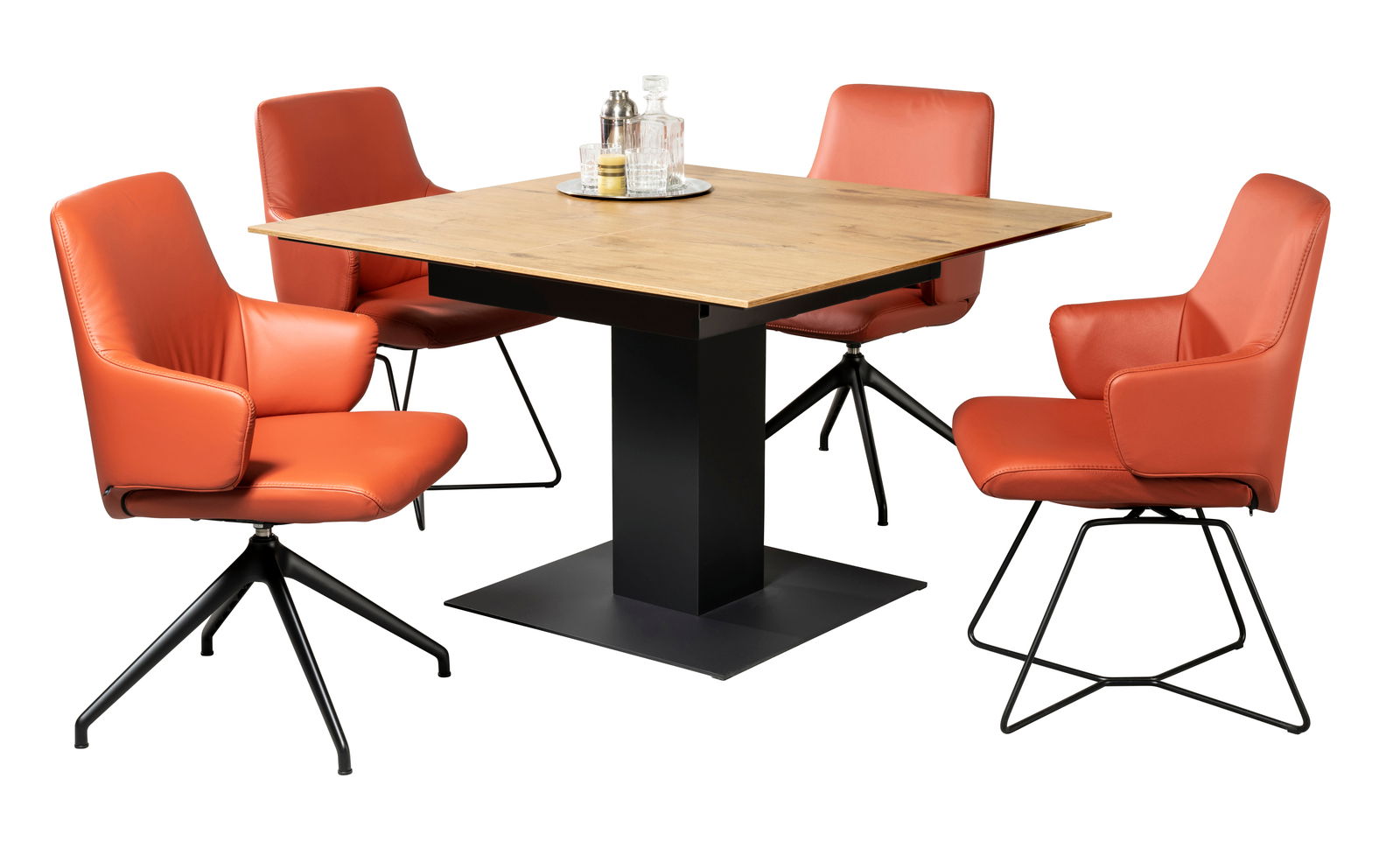 Vier orangefarbene Sessel um einen quadratischen Holztisch mit schwarzem Metallfuß, seitliche Perspektive.