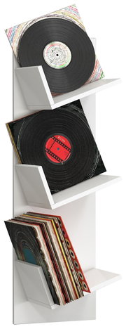 Weißer, vertikaler Schallplattenständer mit drei geneigten Ablagen, auf denen Vinylplatten und Plattencover präsentiert werden; Produktansicht in leicht schräger Frontperspektive.