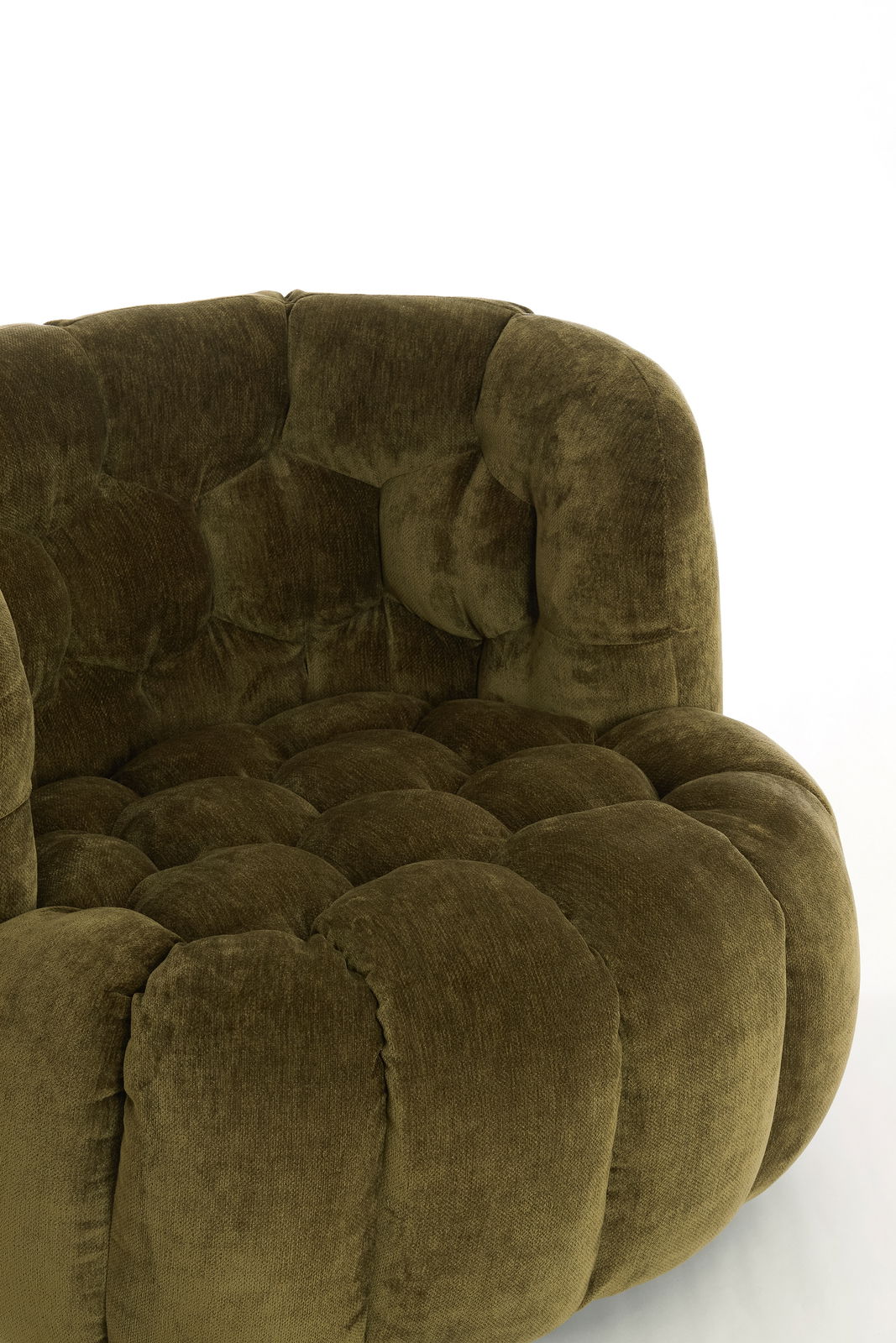 Grüner, gepolsterter Sessel mit weicher, runder Form, Nahaufnahme von der Seite.