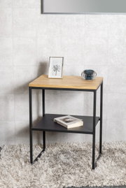 Beistelltisch mit Holzplatte und schwarzem Metallgestell, seitliche Perspektive, dekoriert mit einem Bilderrahmen, einer Vase und einem Buch auf einem Teppich.
