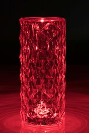 Rote LED-Dekoleuchte mit facettiertem Design, frontal betrachtet