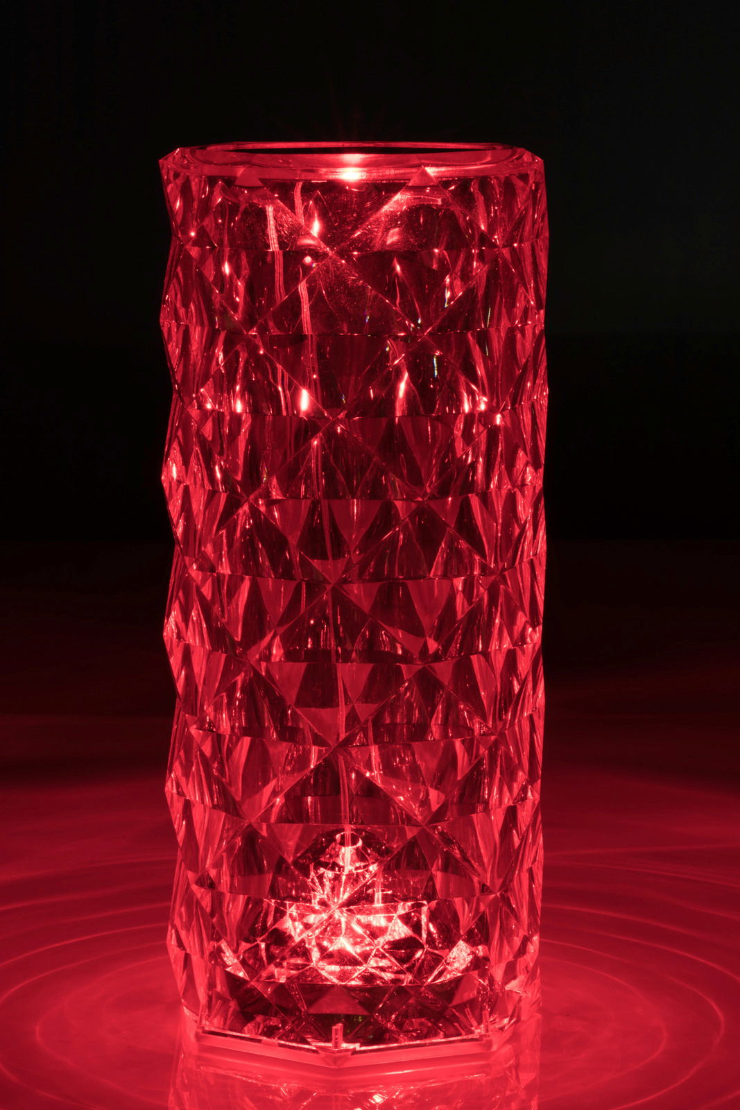 Rote LED-Dekoleuchte mit facettiertem Design, frontal betrachtet