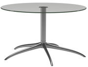 Moderner runder Couchtisch mit Glasplatte und metallischem Standfuß, seitliche Perspektive