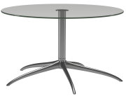 Moderner runder Couchtisch mit Glasplatte und metallischem Standfuß, seitliche Perspektive