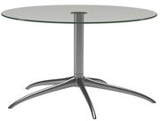 Moderner runder Couchtisch mit Glasplatte und metallischem Standfuß, seitliche Perspektive