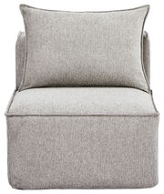 Grauer Zwischensessel ohne Armlehnen, Frontalansicht