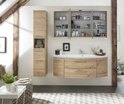 Moderne Badkombination in Holzoptik, bestehend aus einem Waschtisch mit Schubladen, einem hohen Schrank und einem Hängeschrank mit Regalen, frontal abgebildet.