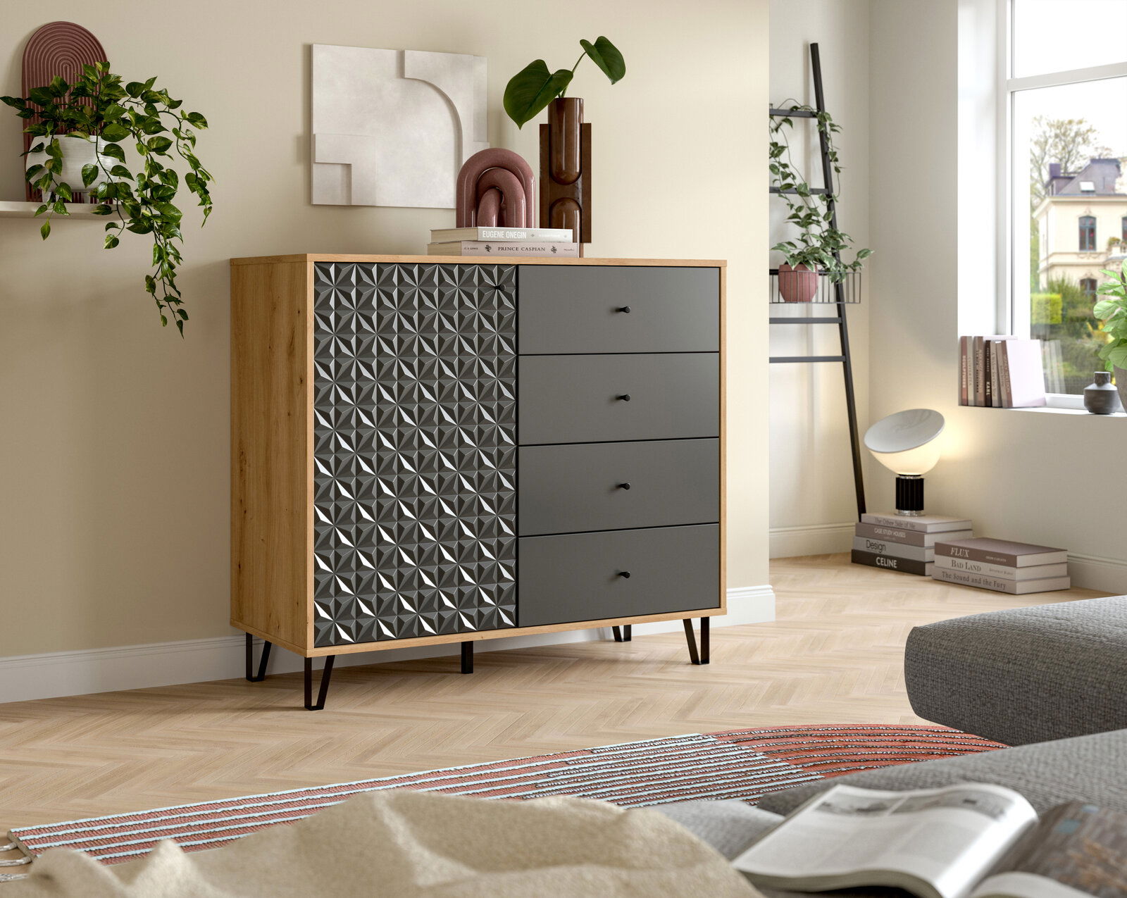 Moderne Kommode aus hellem Holz mit vier grauen Schubladen und einer linksseitigen Tür mit geometrischem 3D-Muster, auf schwarzen Metallfüßen, in Wohnraum-Inszenierung; Perspektive: frontale Ansicht leicht von rechts.
