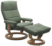 Grüner Einzelsessel mit passendem Hocker, aus Holz und Leder, seitliche Perspektive