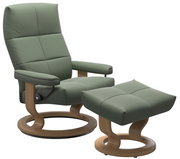 Grüner Einzelsessel mit passendem Hocker, aus Holz und Leder, seitliche Perspektive