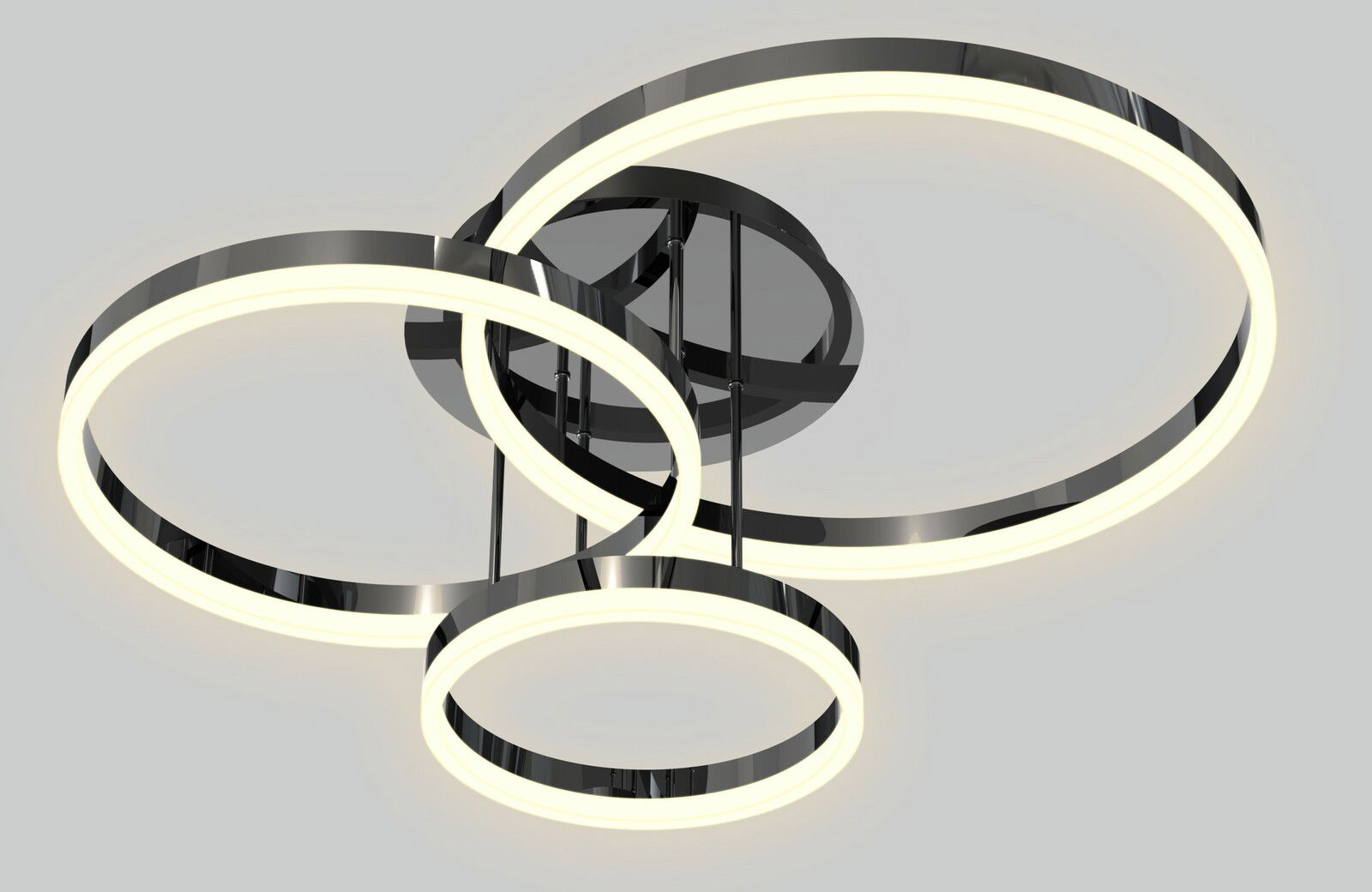 Moderne Deckenleuchte mit drei ineinander verschlungenen, leuchtenden Ringen aus der Perspektive von unten betrachtet.