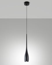 Moderne LED-Pendelleuchte in Tropfenform, schwarze Farbe, von der Seite betrachtet.