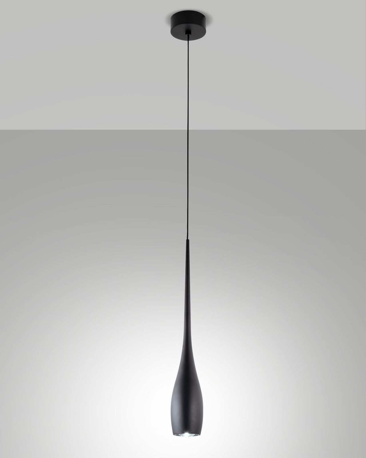 Moderne LED-Pendelleuchte in Tropfenform, schwarze Farbe, von der Seite betrachtet.