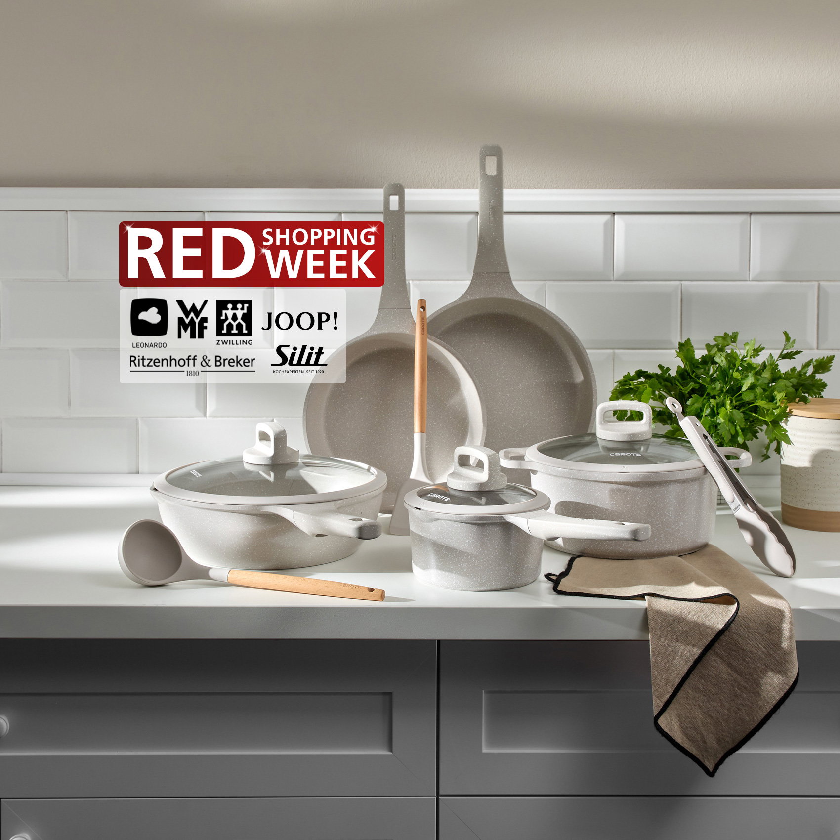 Graues Topf- und Pfannenset mit Küchenutensilien zur RED Shopping Week auf einer Küchenzeile. (KI-generiert)