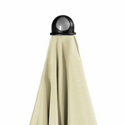 Nahaufnahme eines Sonnenschirmes mit schwarzem Kugelkopf und beigem Stoff, von oben betrachtet.