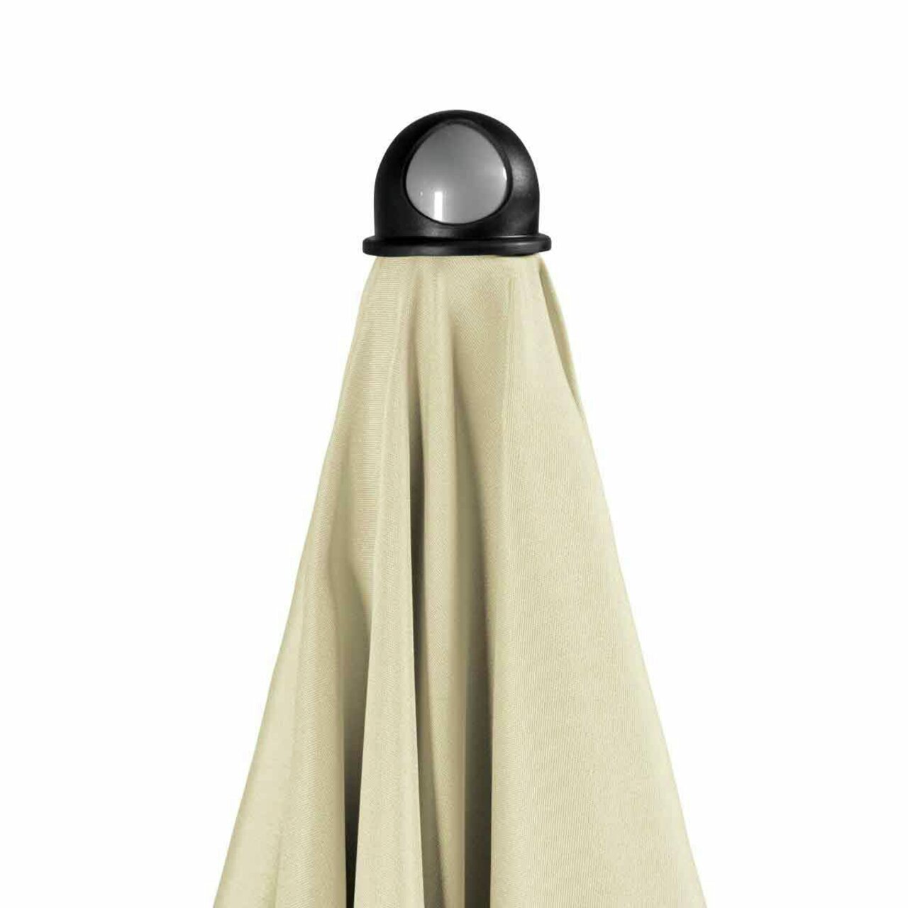 Nahaufnahme eines Sonnenschirmes mit schwarzem Kugelkopf und beigem Stoff, von oben betrachtet.