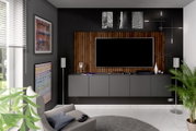 Modernes Wohnzimmer mit grauem Dekopaneel-Set, Flachbildfernseher und stilvoller Dekoration, seitliche Perspektive.