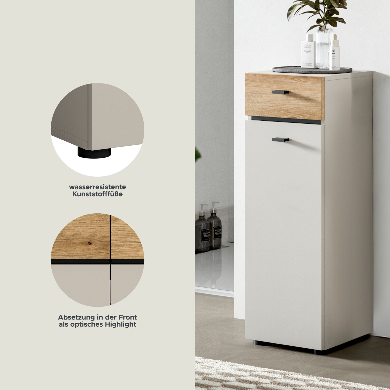 Schlanker Badezimmerschrank in Weiß mit Holzoptik-Schublade, schwarzen Griffen und wasserresistenten Kunststofffüßen, seitlich schräg von vorn fotografiert, dekoriert mit Tablett, Flakon und Vase auf der Oberseite.