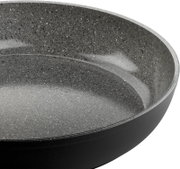 Nahaufnahme einer grauen Bratpfanne mit Keramikbeschichtung, seitliche Perspektive
