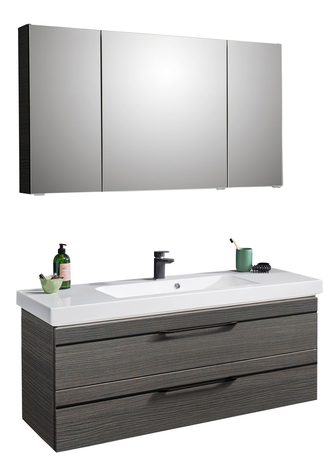 Moderne Badkombination mit dreiteiligem Spiegelschrank und Waschbeckenunterschrank in Holzoptik, seitliche Perspektive