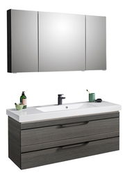Moderne Badkombination mit dreiteiligem Spiegelschrank und Waschbeckenunterschrank in Holzoptik, seitliche Perspektive