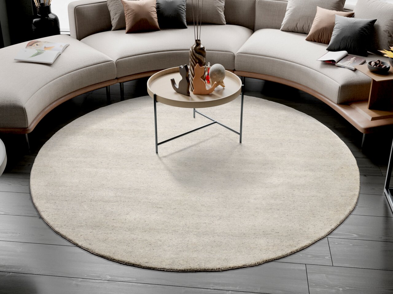 OCI Wollteppich ESEMPIO UNI MELANGE Runder Wollteppich in einem modernen Wohnzimmer, umgeben von einem geschwungenen Sofa und einem runden Couchtisch. Perspektive von oben.