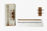 Wandkombination MATADI in moderner Perspektive mit weißem Korpus und Holzelementen, bestehend aus einem hohen Schrank mit Glastür, einem niedrigen Sideboard und einem Wandregal mit Glasböden.