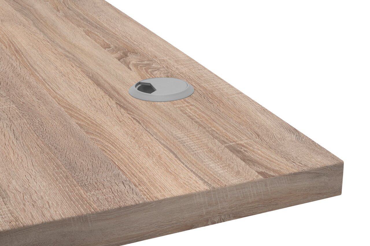 Nahaufnahme einer Schreibtischplatte aus Holz mit Kabeldurchlass, perspektivisch von der Seite aufgenommen.