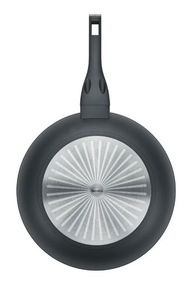 Schwarze Schmorpfanne Balance Enduro 2, Ansicht von unten mit silbernem Boden und ergonomischem Griff.