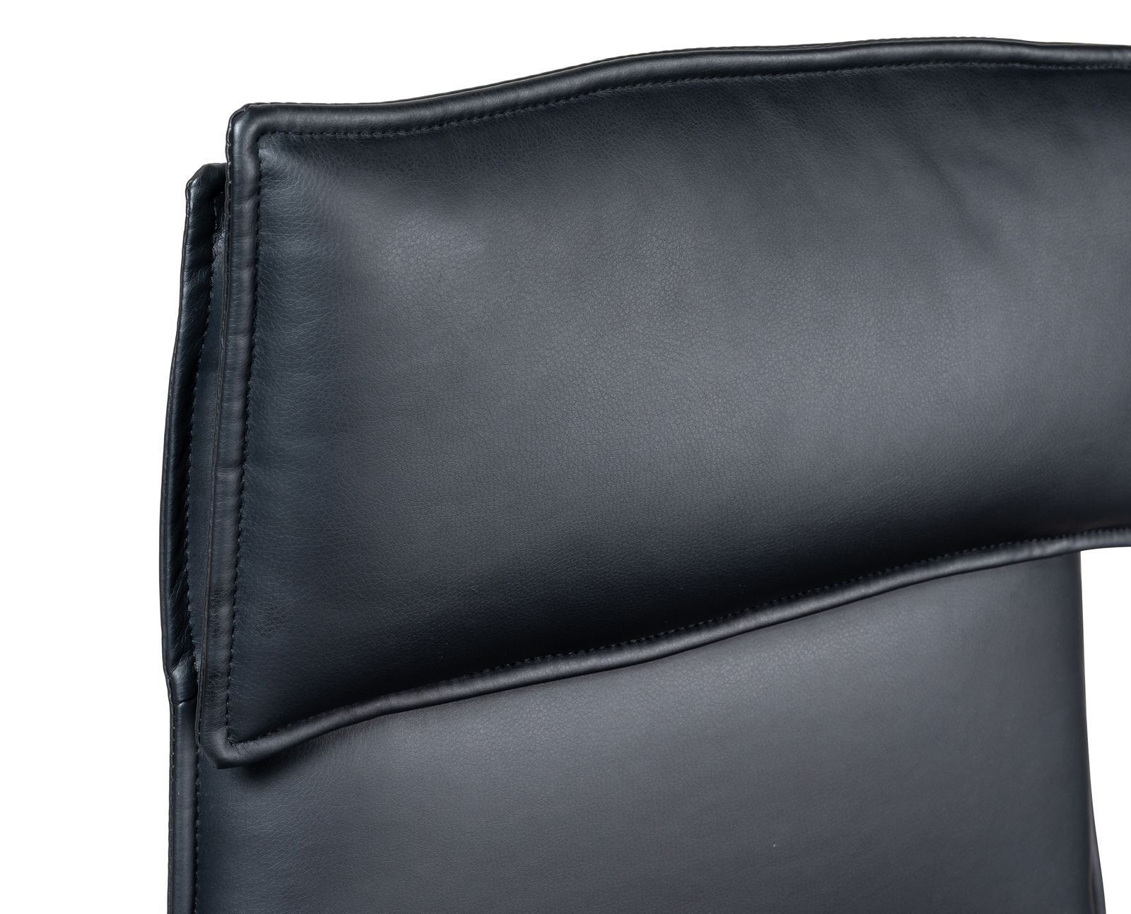 Nahaufnahme der Rückenlehne eines schwarzen Drehstuhls aus Leder, von hinten betrachtet.