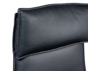 Nahaufnahme der Rückenlehne eines schwarzen Drehstuhls aus Leder, von hinten betrachtet.