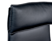 Nahaufnahme der Rückenlehne eines schwarzen Drehstuhls aus Leder, von hinten betrachtet.