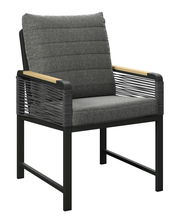 Moderner Gartenstuhl mit grauem Polster und Armlehnen aus Holz, seitliche Perspektive