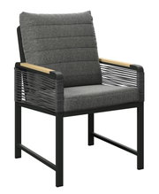 Moderne tuinstoel met grijze bekleding en houten armleuningen, zijaanzicht