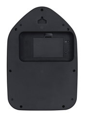 Achterkant van een zwarte wandklok met batterijvak en ophangbeugel.
