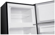 Geöffneter Kühlschrank mit Gefrierfach oben, weißer Innenraum mit Ablagegitter, Ansicht schräg von vorn links