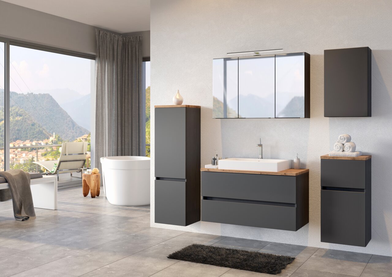 Modernes Badezimmer mit Waschtisch-Set in dunklem Holz und Spiegel, seitliche Perspektive